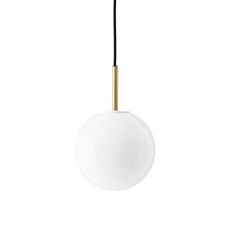 Menu TR Bulb Hängelampe Brushed Brass mit glänzendem Opalglas 
