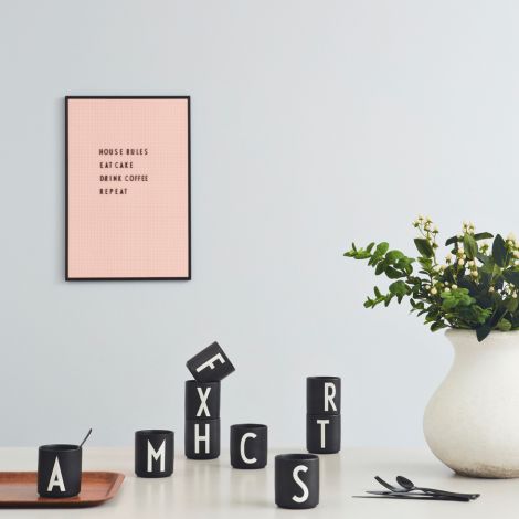 Design Letters Porzellan Becher H Schwarz 