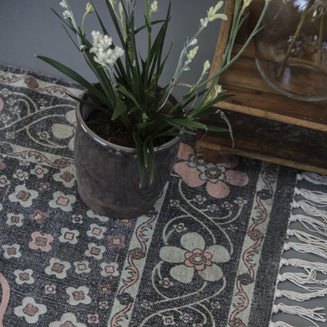 IB LAURSEN Teppich Schwarz mit rosa und hellgrünen Blumen Handgewebt 